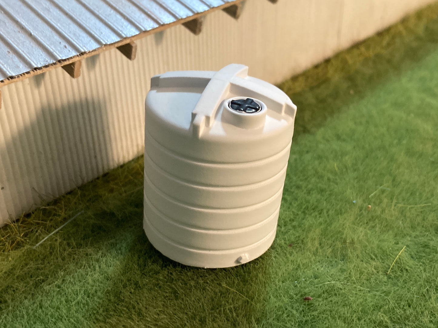 1/64 1,550 Gallon Standing Liquid Tank White