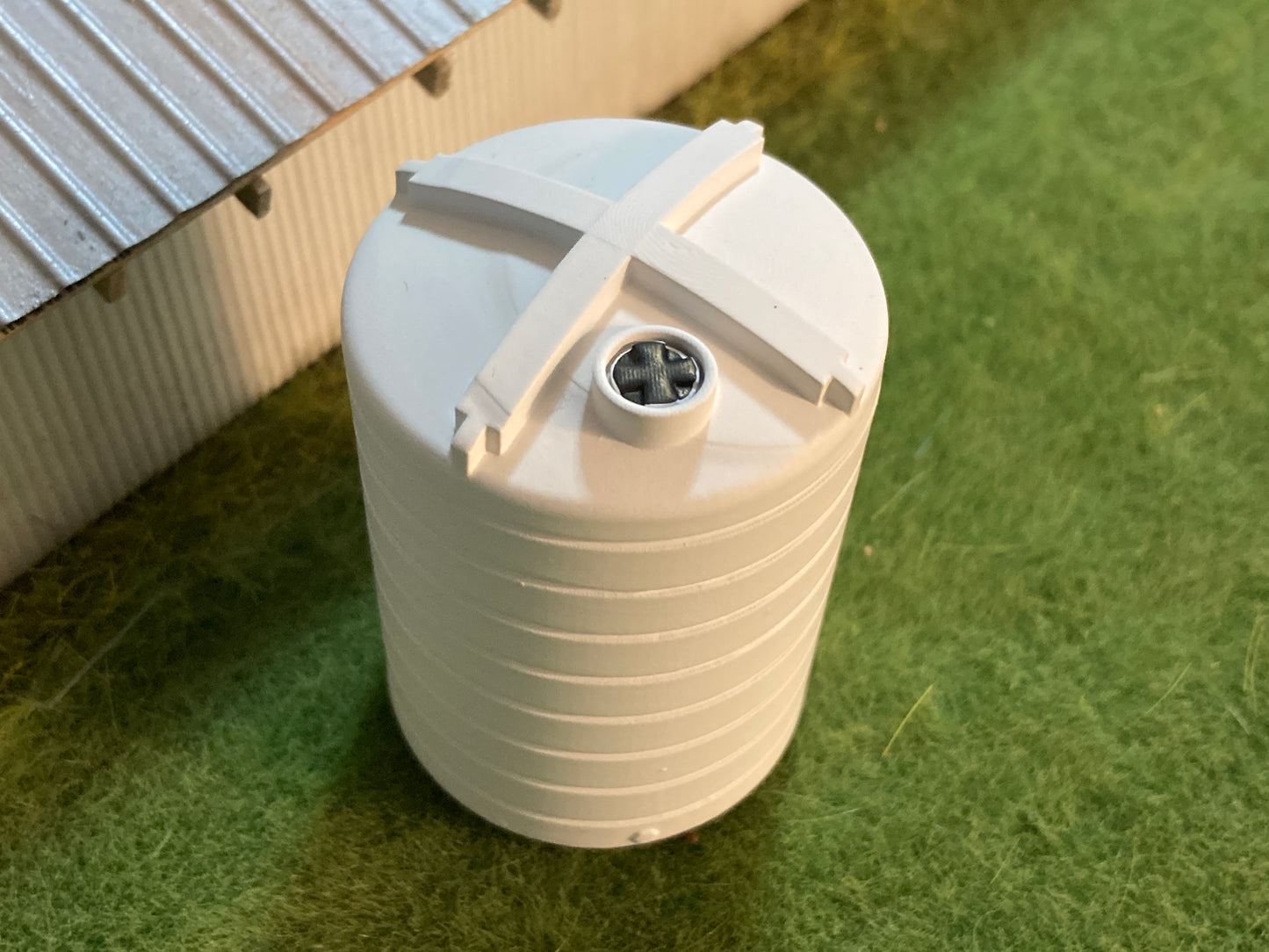 1/64 5,000 Gallon Standing Liquid Tank White