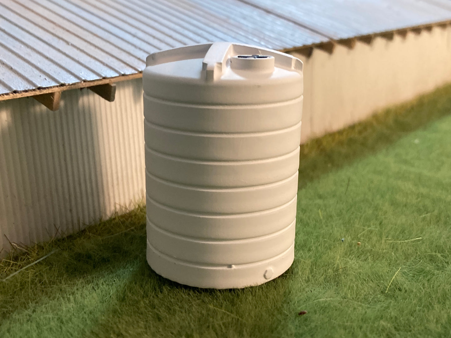 1/64 3,000 Gallon Standing Liquid Tank White