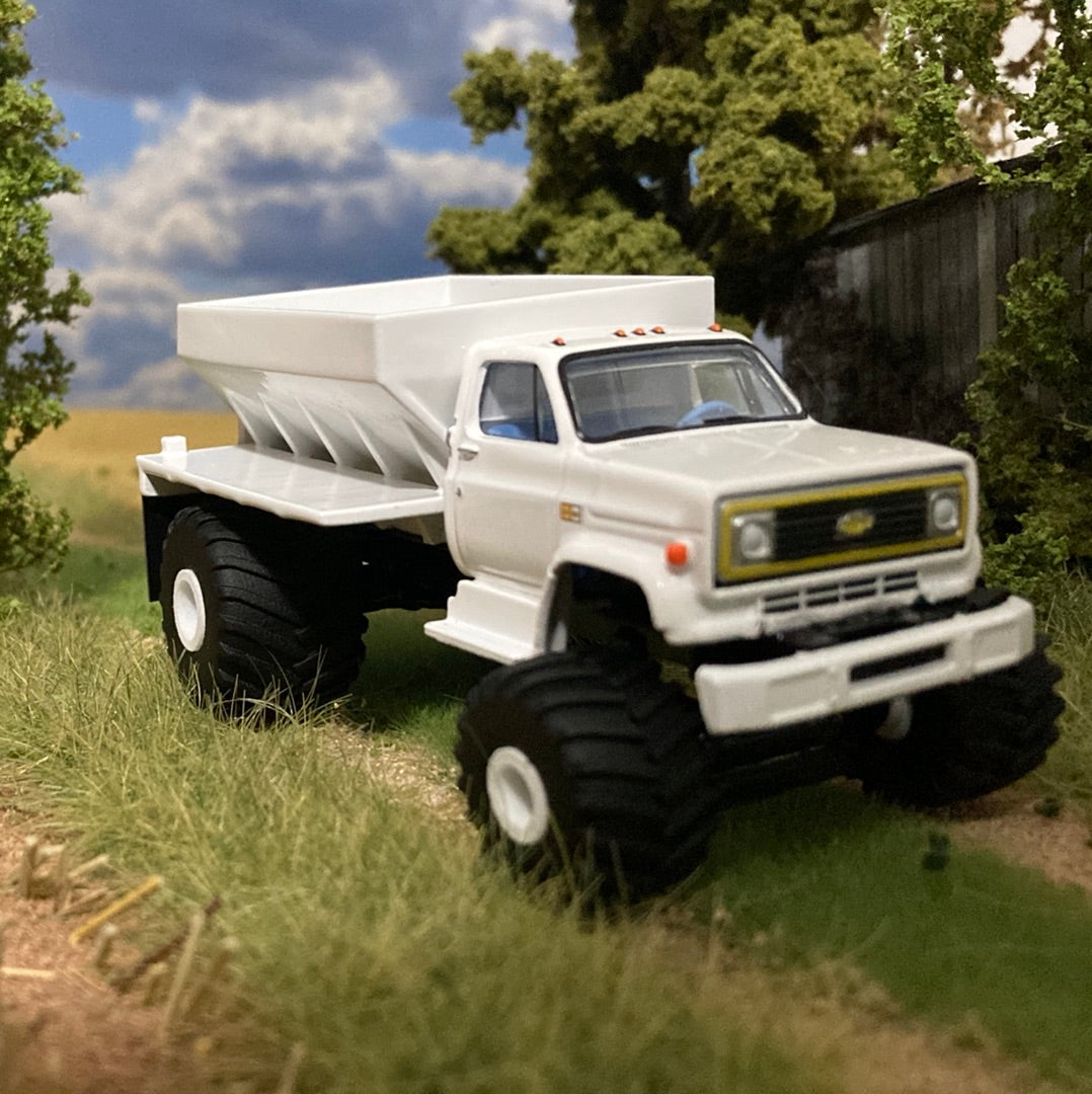 1/64 Chevy C60 Fertilizer Spreader Floater Truck White