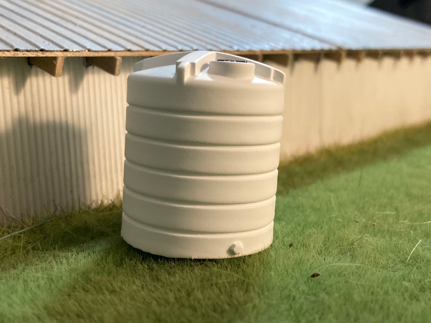 1/64 1,550 Gallon Standing Liquid Tank White