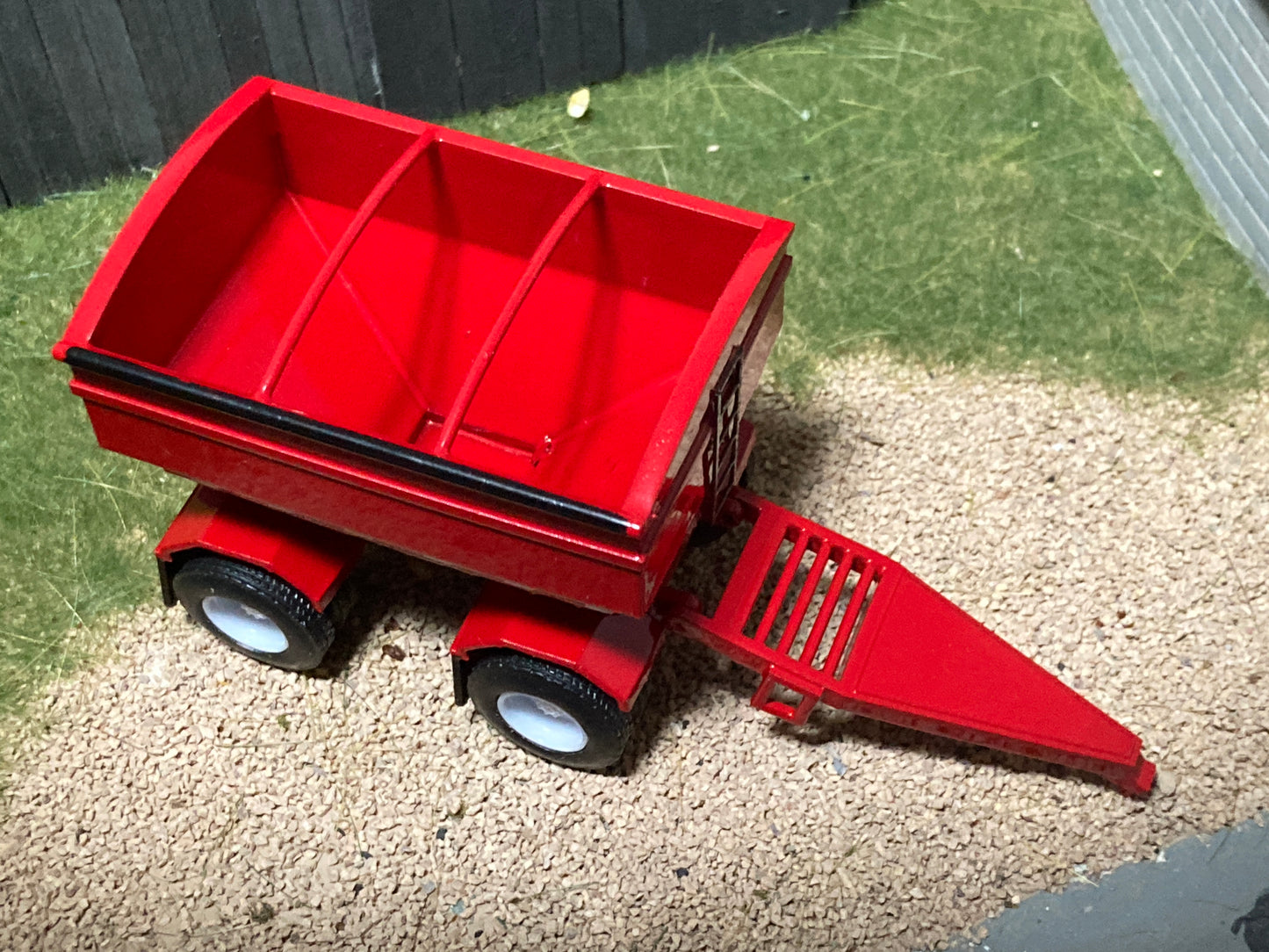 1/64 Skid Pup Grain Trailer Red