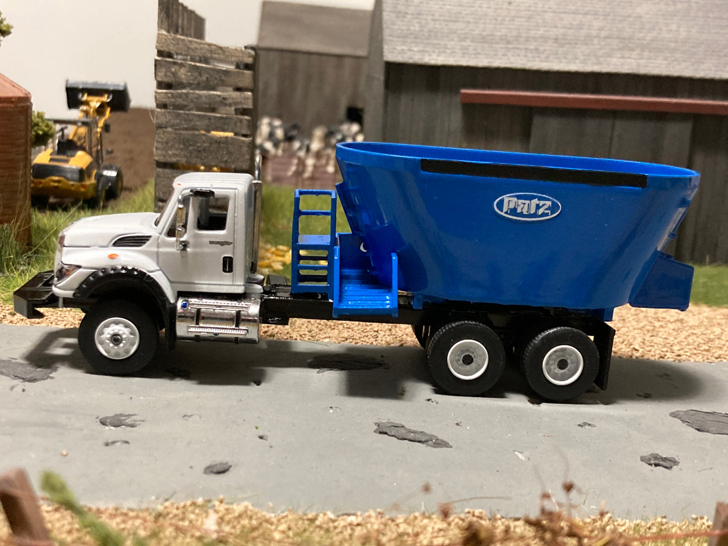 1/64 Vertical Feed Twin Screw Blue on White International Workstar Truck