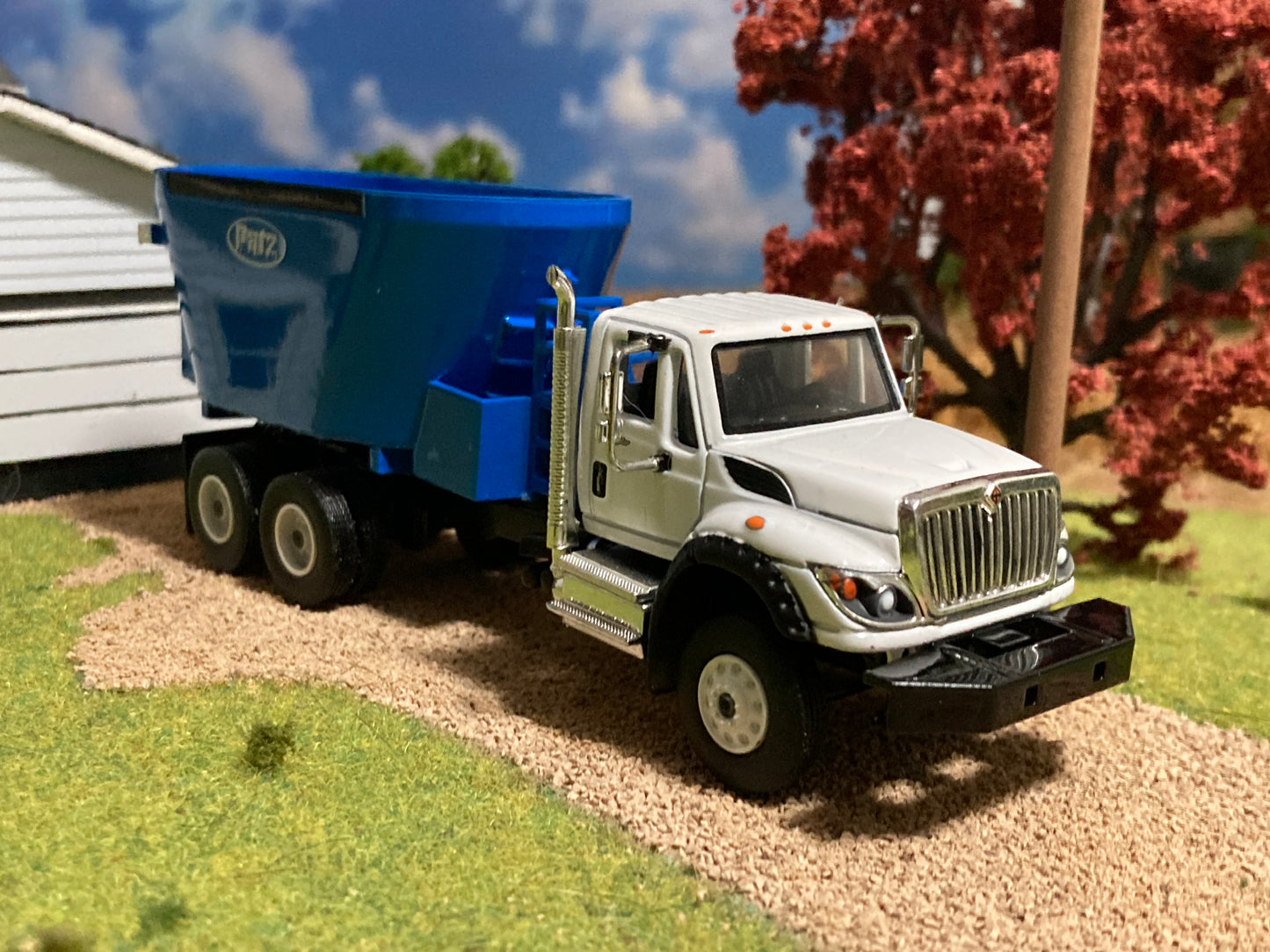 1/64 Vertical Feed Twin Screw Blue on White International Workstar Truck