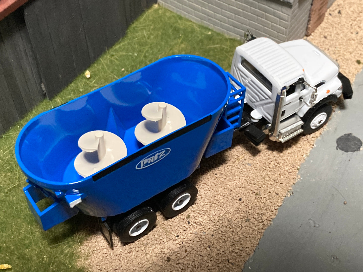 1/64 Vertical Feed Twin Screw Blue on White International Workstar Truck