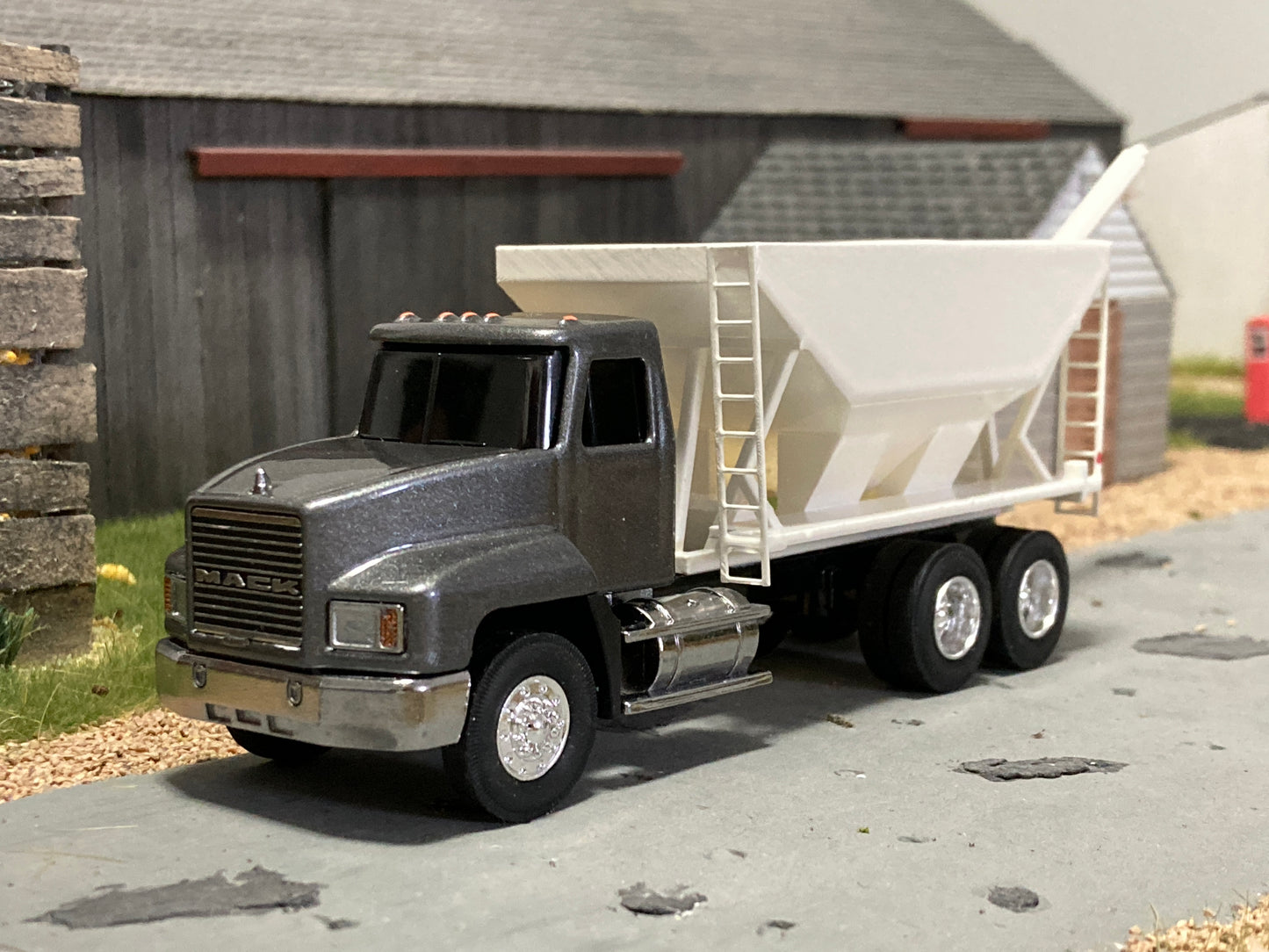 1/64 Fertilizer Tender Rear Discharge on Gray Mack CH613 Truck