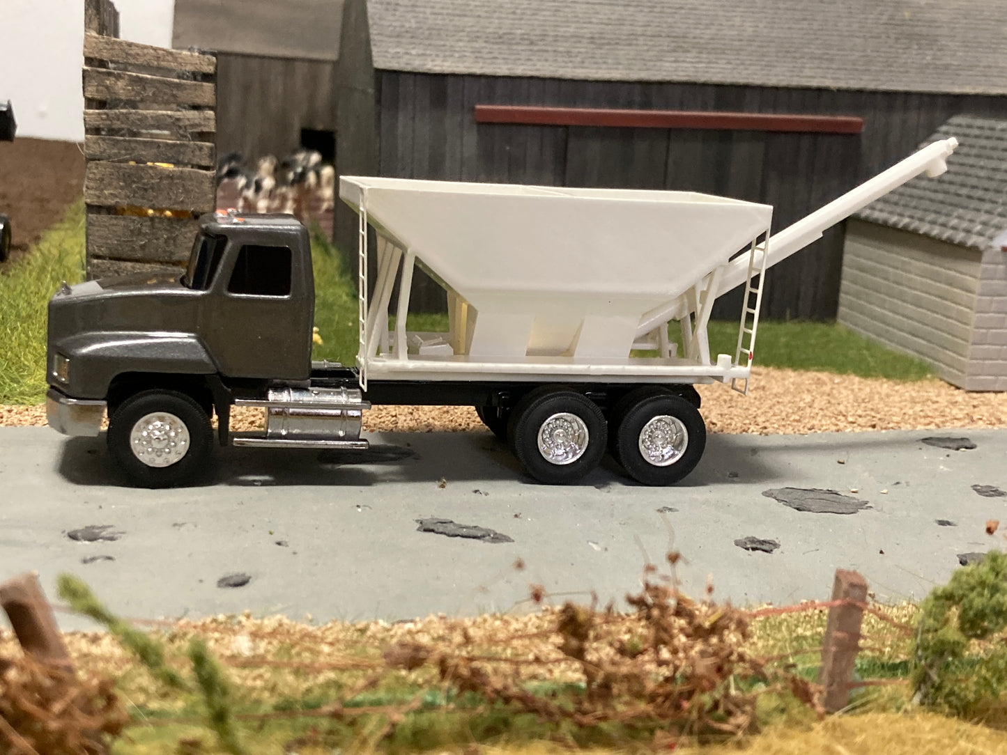 1/64 Fertilizer Tender Rear Discharge on Gray Mack CH613 Truck
