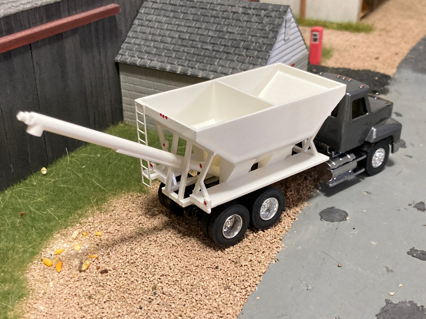 1/64 Fertilizer Tender Rear Discharge on Gray Mack CH613 Truck
