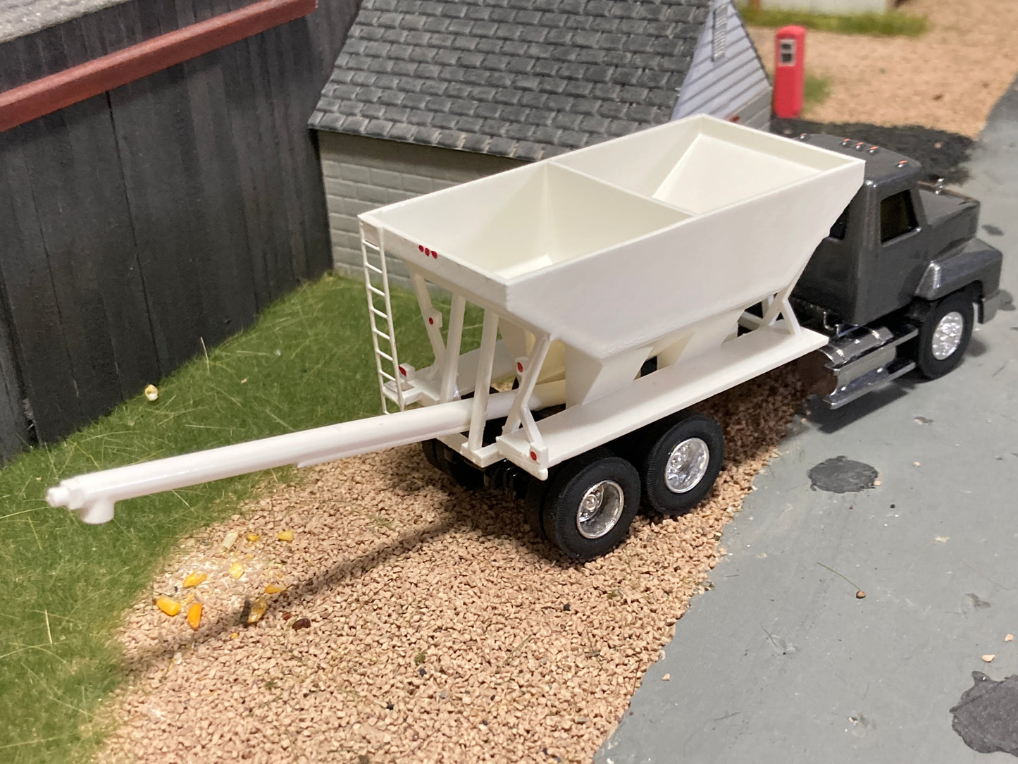1/64 Fertilizer Tender Rear Discharge on Gray Mack CH613 Truck