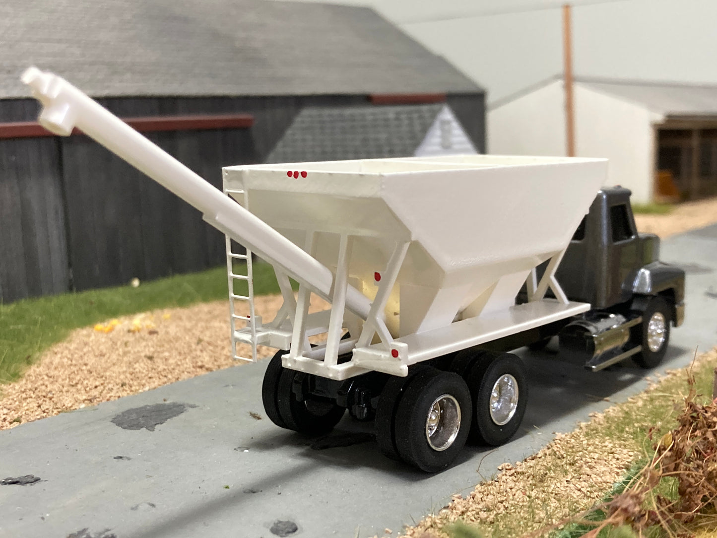 1/64 Fertilizer Tender Rear Discharge on Gray Mack CH613 Truck