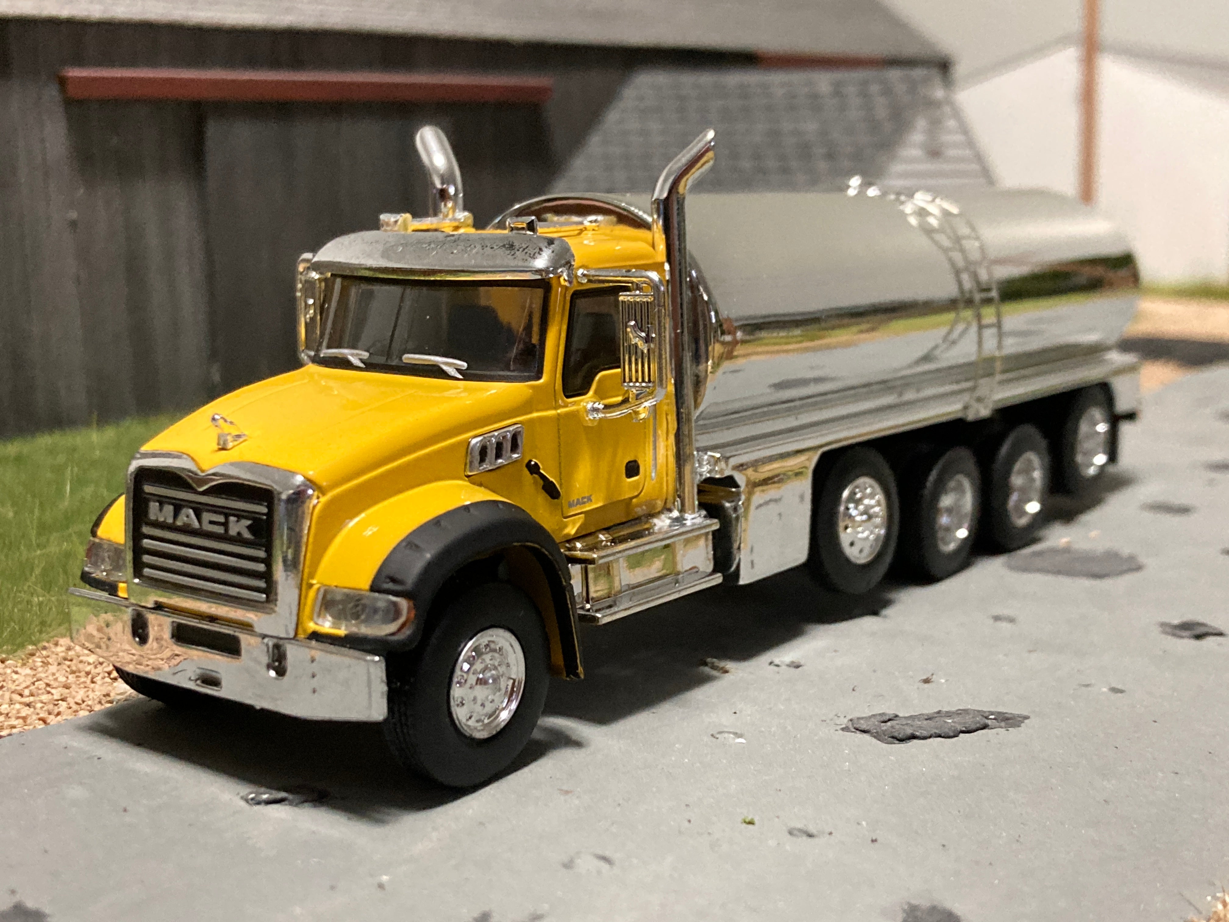 1/64 Milk Truck Quad Axle Mack Granite Truck Yellow – 2 Scale