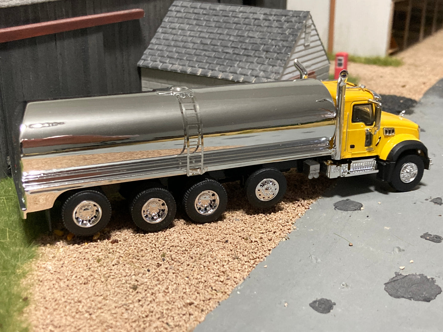 1/64 Milk Truck Quad Axle Mack Granite Truck Yellow