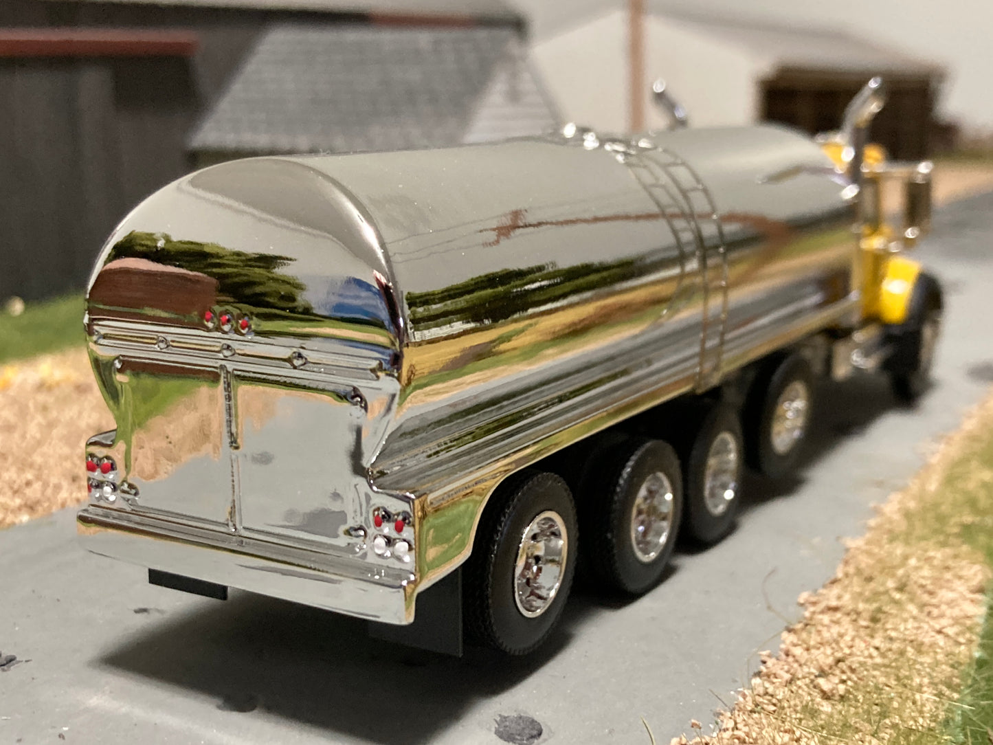 1/64 Milk Truck Quad Axle Mack Granite Truck Yellow