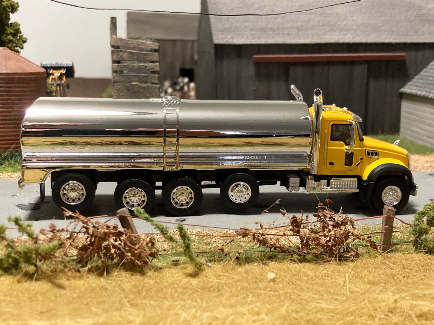 1/64 Milk Truck Quad Axle Mack Granite Truck Yellow
