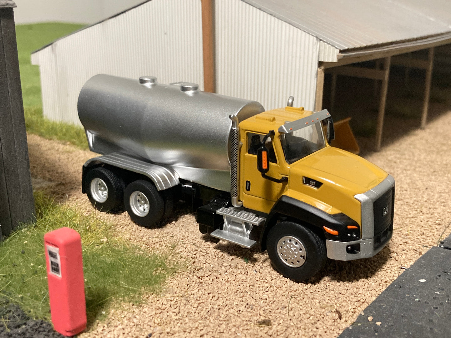 1/64 Liquid Fertilizer Tender on CAT CT660 Truck 3,250 gallon