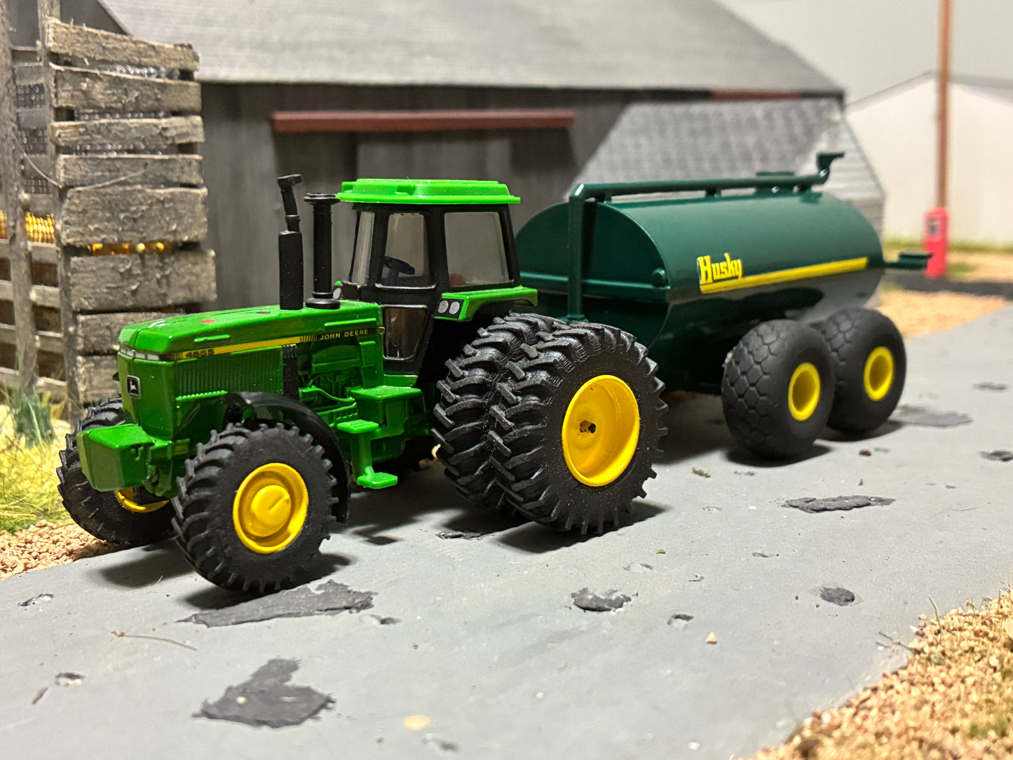 1/64 Husky Manure Spreader 5,000 gallon