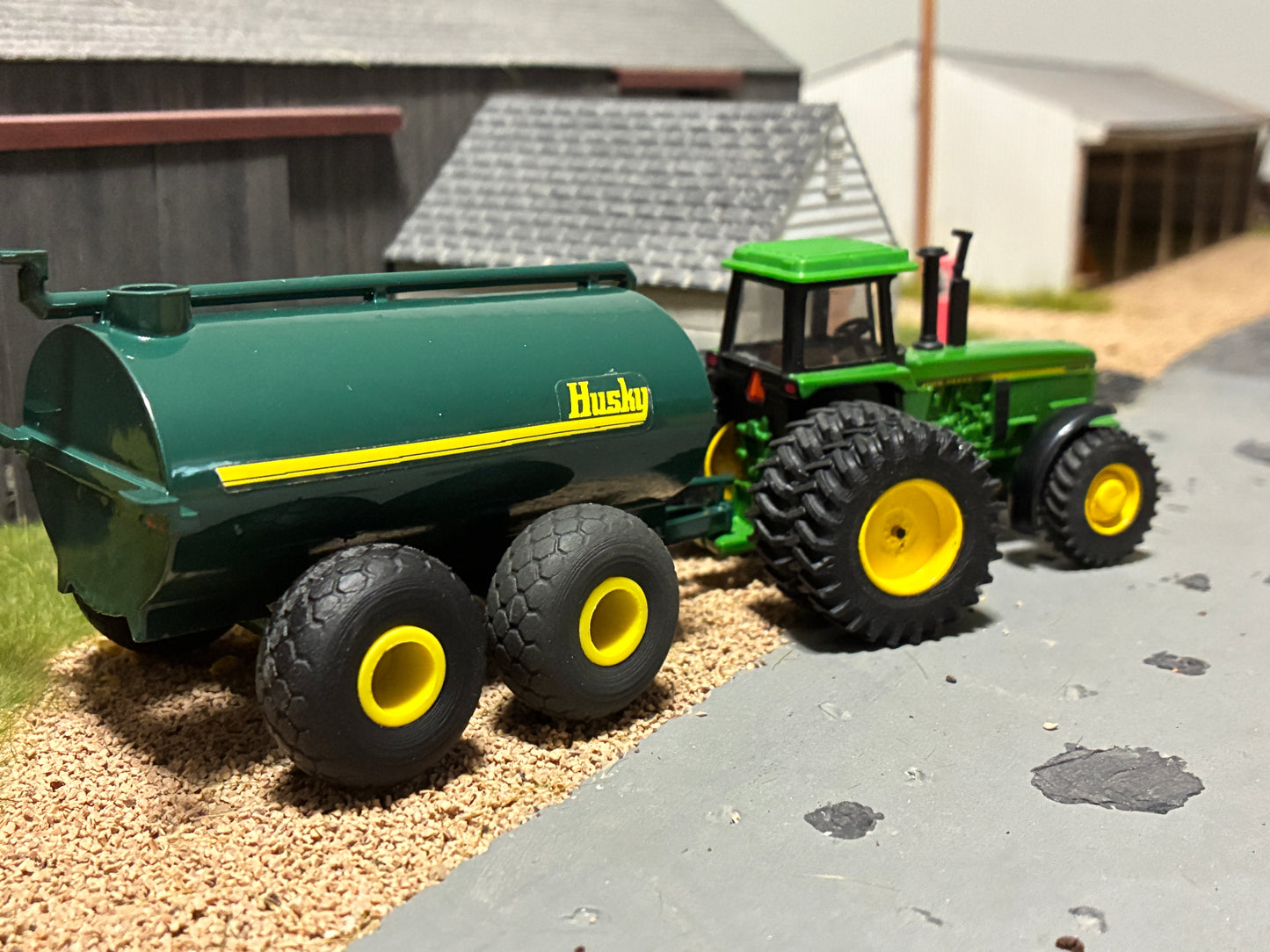 1/64 Husky Manure Spreader 5,000 gallon