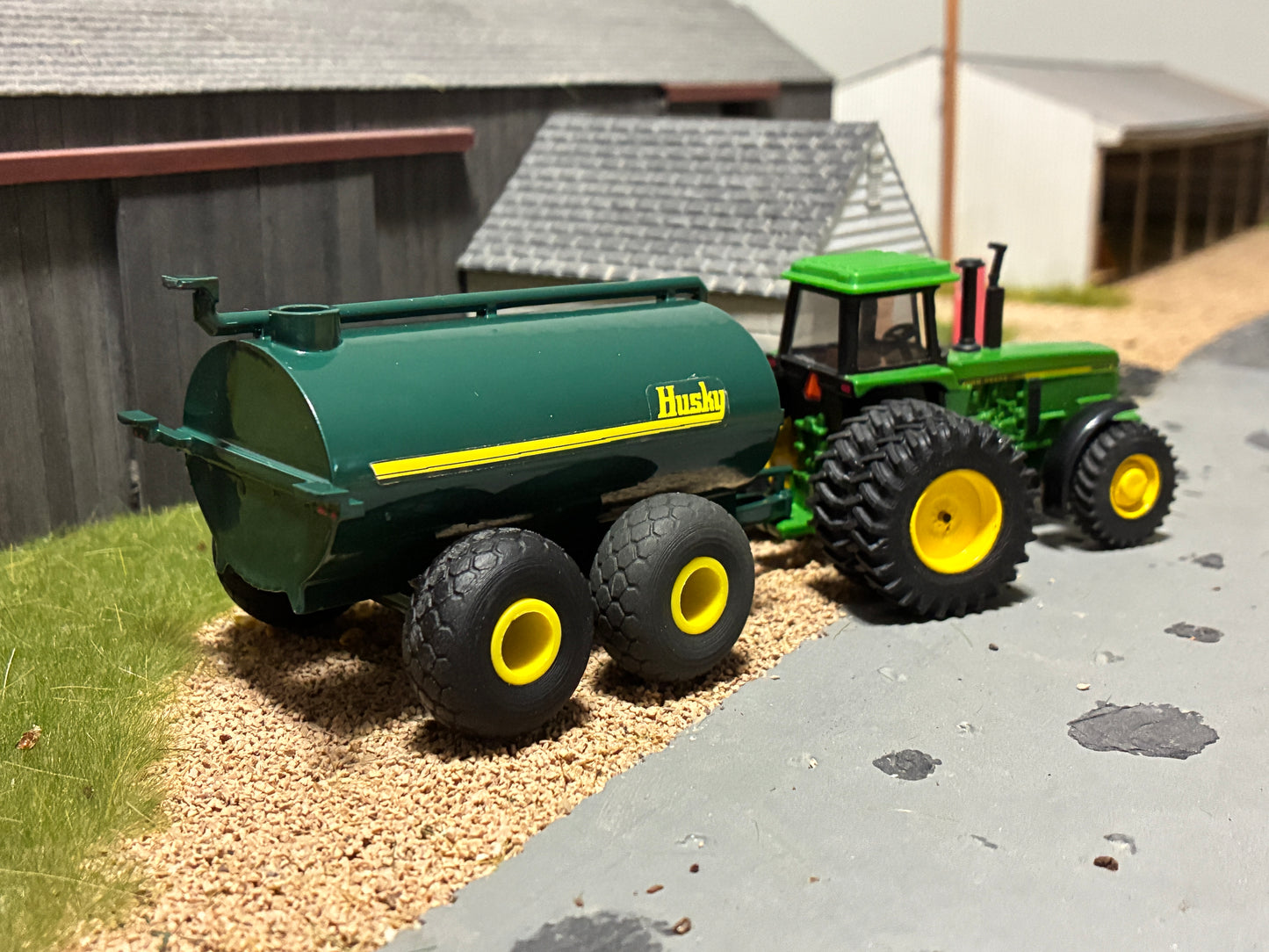 1/64 Husky Manure Spreader 5,000 gallon