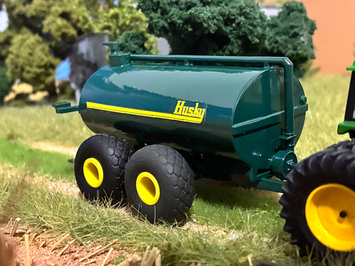 1/64 Husky Manure Spreader 5,000 gallon