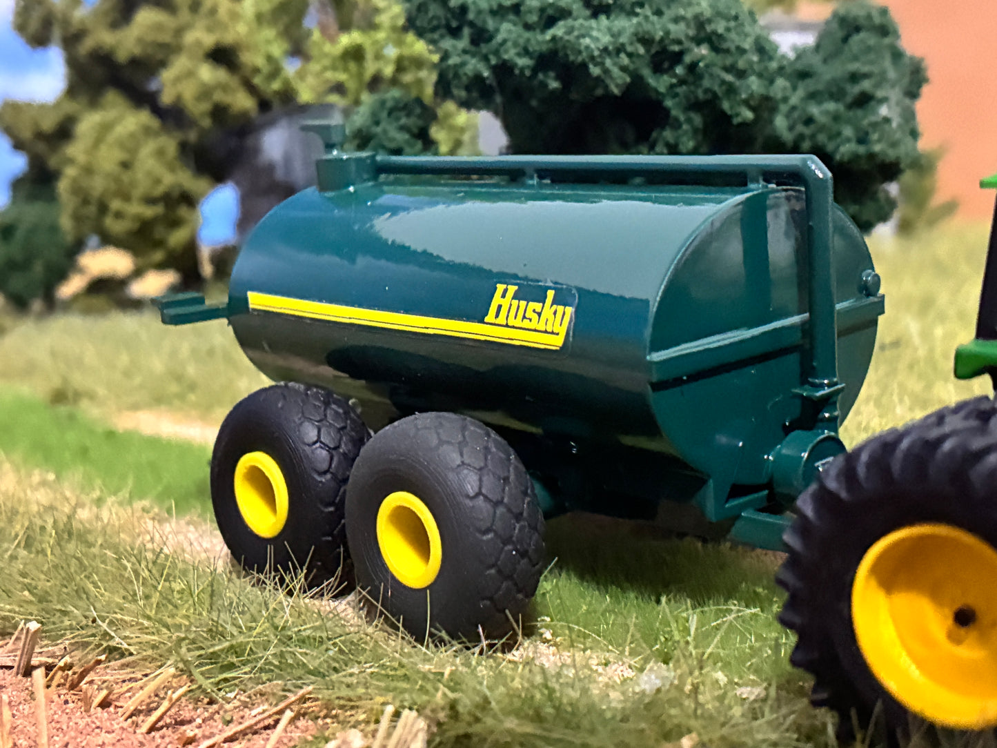 1/64 Husky Manure Spreader 5,000 gallon