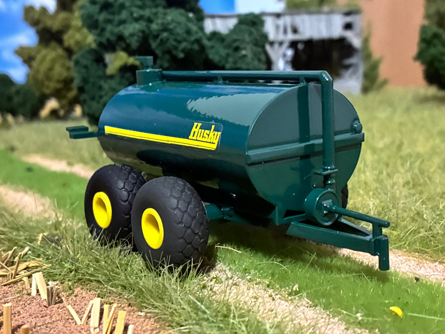 1/64 Husky Manure Spreader 5,000 gallon