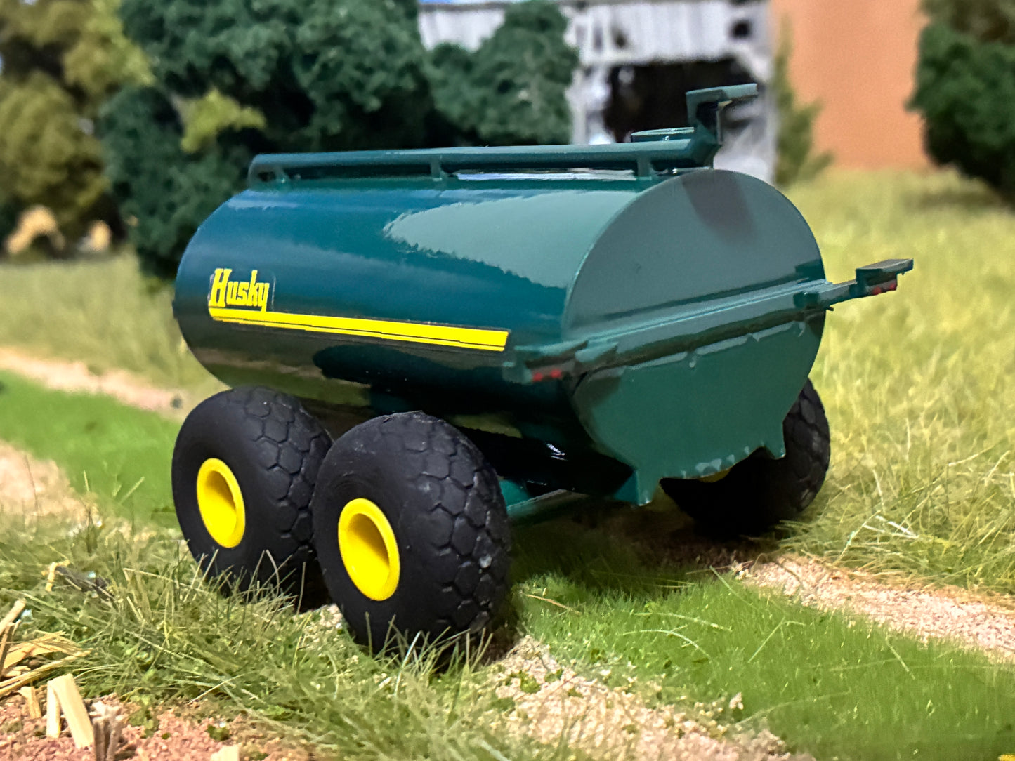 1/64 Husky Manure Spreader 5,000 gallon
