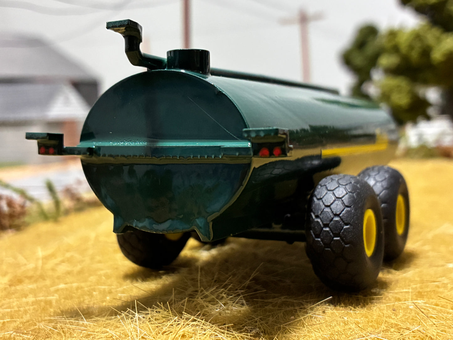 1/64 Husky Manure Spreader 7,400 gallon