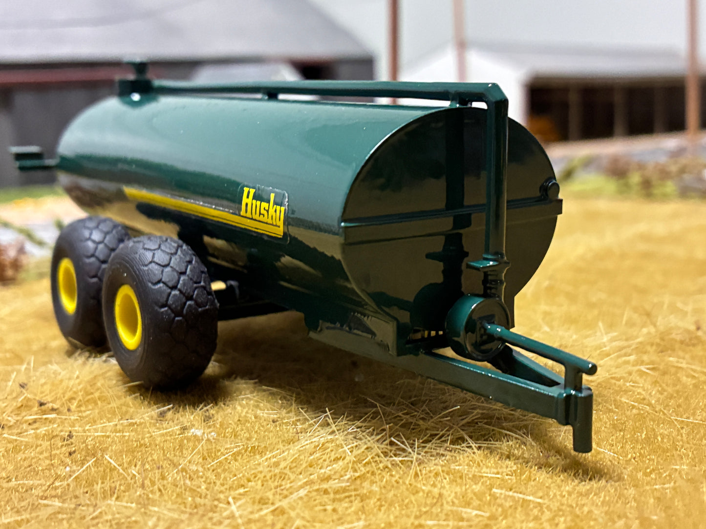 1/64 Husky Manure Spreader 7,400 gallon