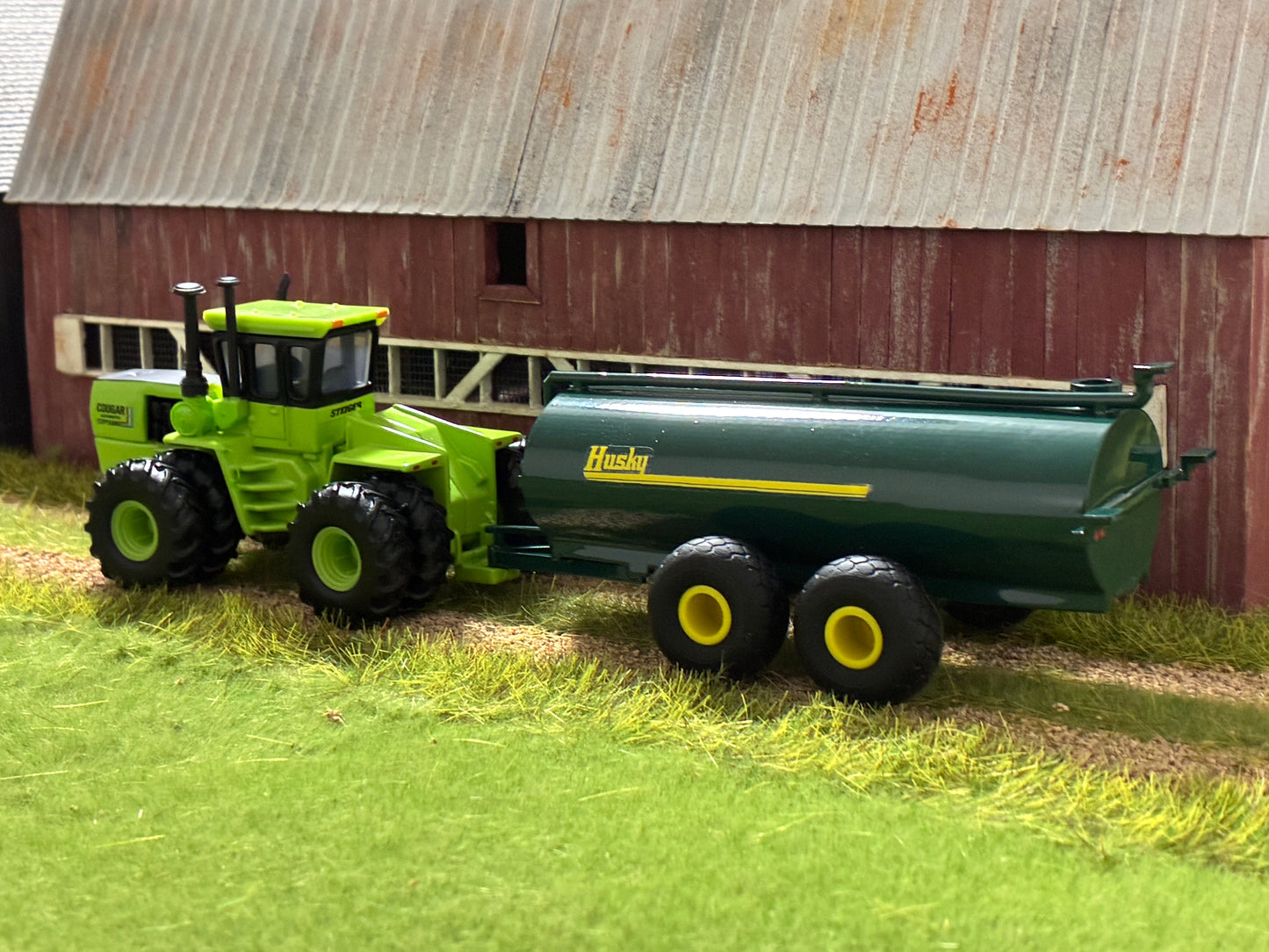 1/64 Husky Manure Spreader 7,400 gallon