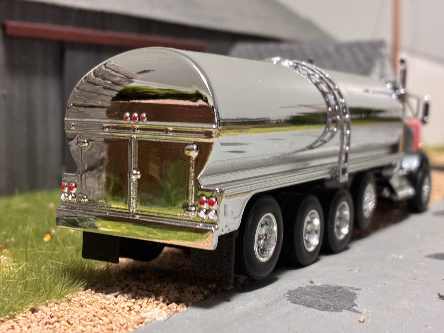 1/64 Milk Truck Quad Axle Kenworth T800 Truck Gray