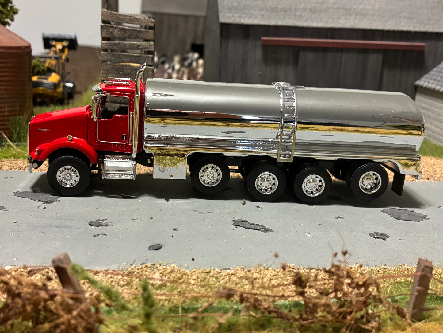 1/64 Milk Truck Quad Axle Kenworth T800 Truck Red