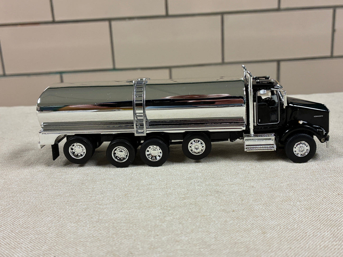 1/64 Milk Truck Quad Axle Kenworth T800 Truck Black