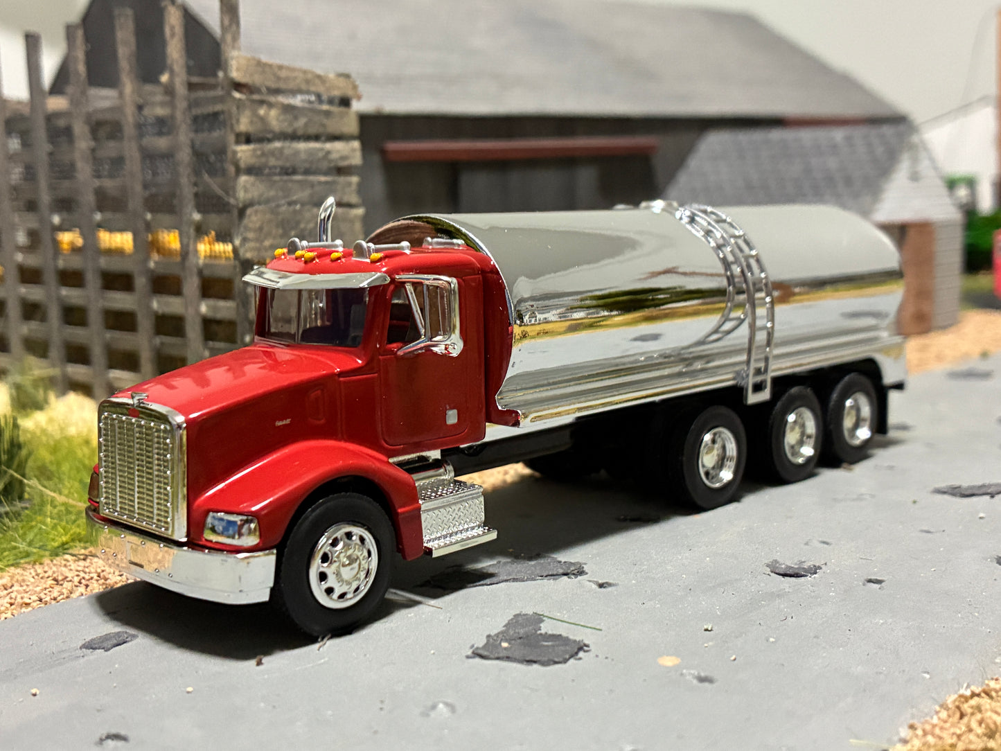 1/64 Milk Truck Tri Axle Peterbilt 385 Truck Red