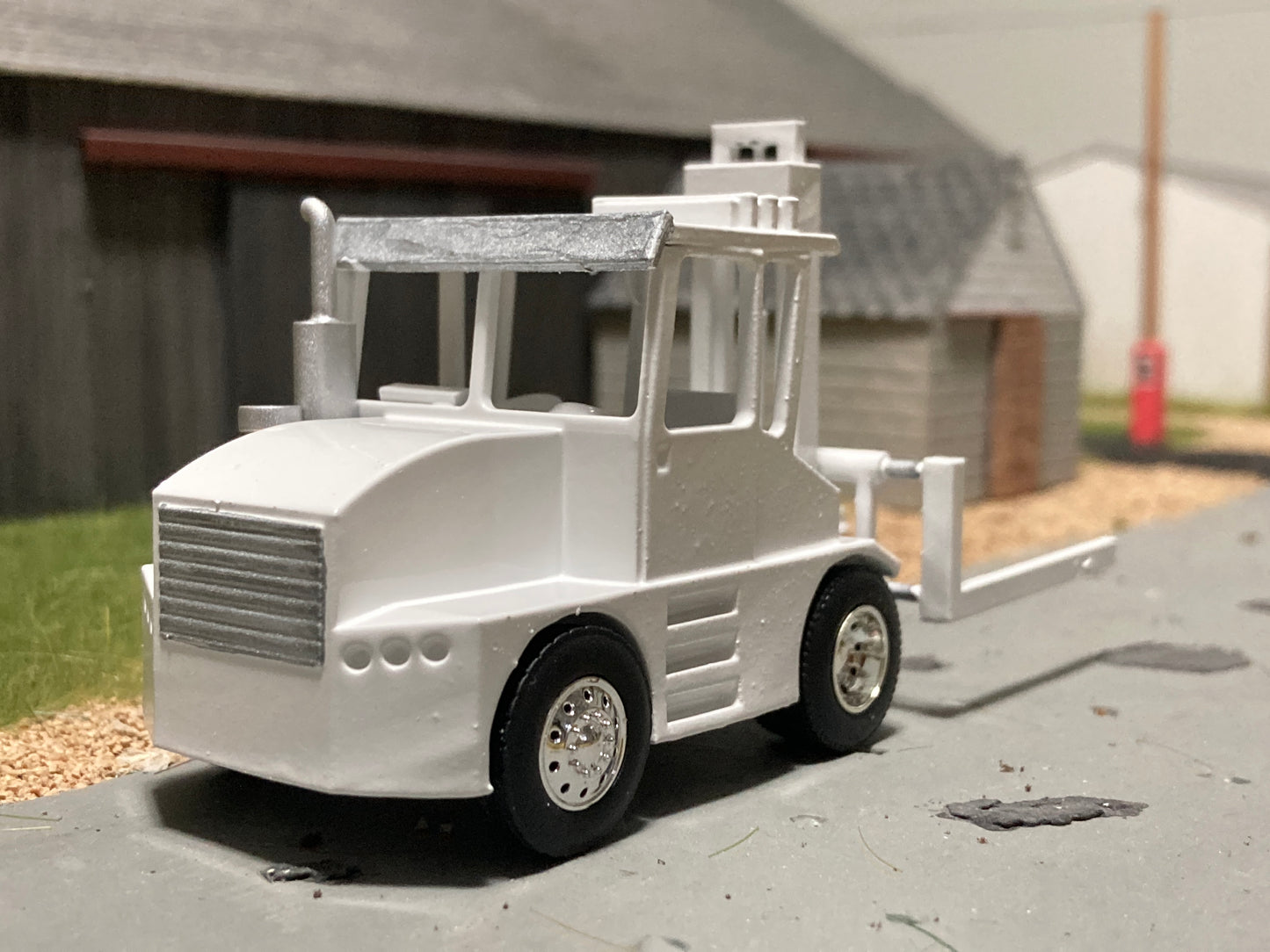 1/64 Hay Squeeze White