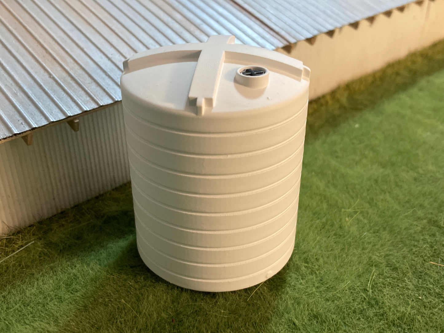 1/64 10,000 Gallon Standing Liquid Tank White