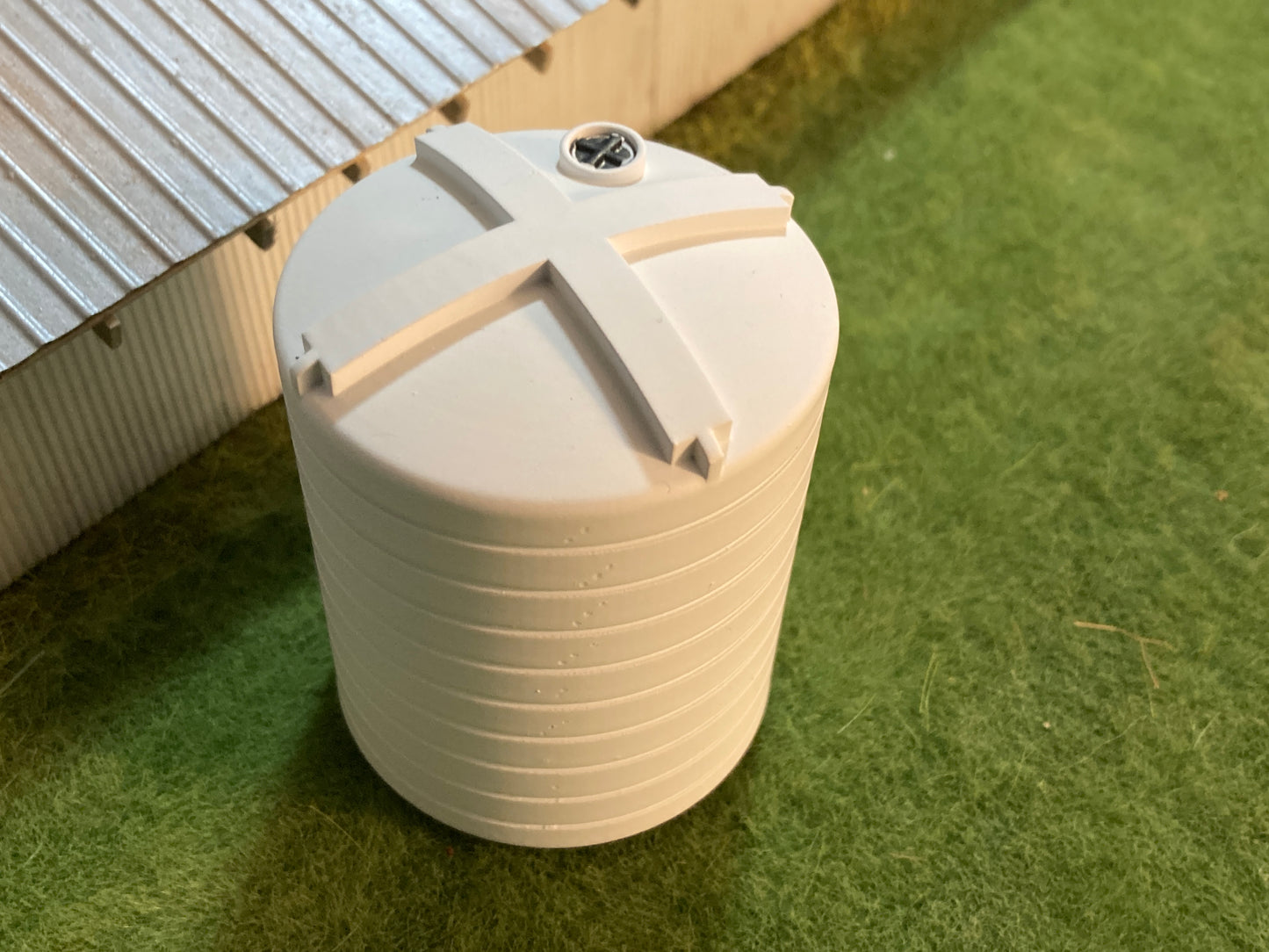 1/64 10,000 Gallon Standing Liquid Tank White