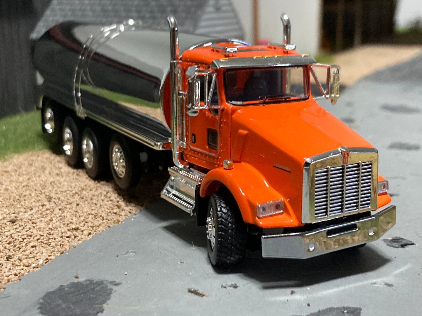 1/64 Milk Truck Quad Axle Kenworth T800 Truck Orange