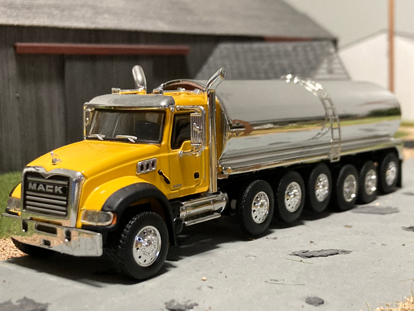 1/64 Milk Truck 6 Axle Mack Granite Truck Yellow