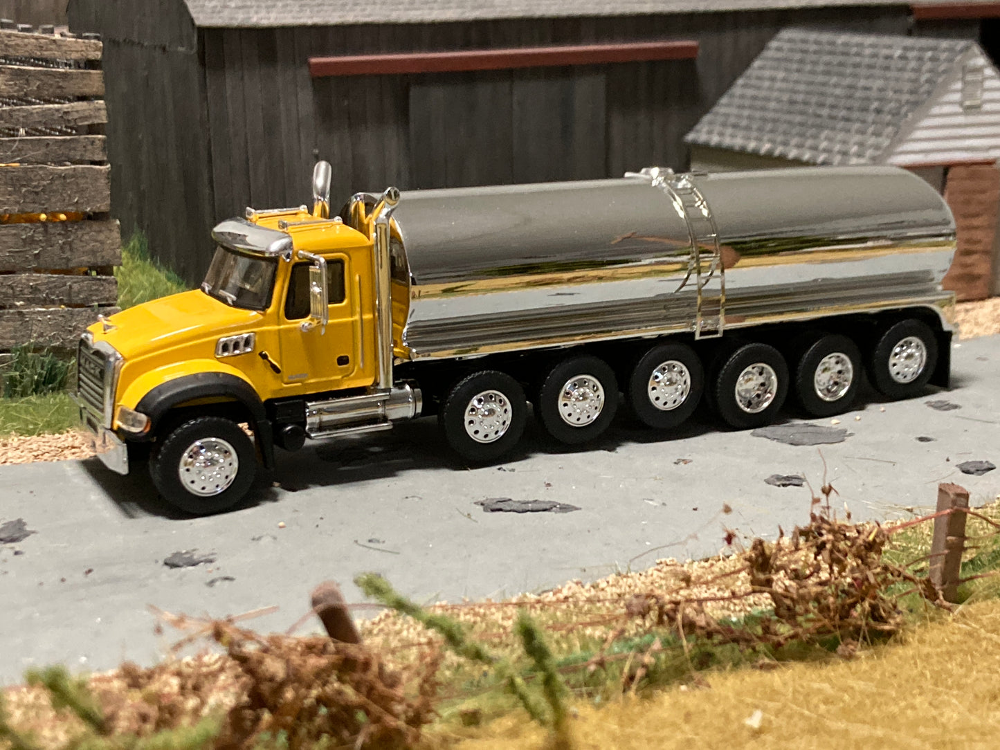 1/64 Milk Truck 6 Axle Mack Granite Truck Yellow