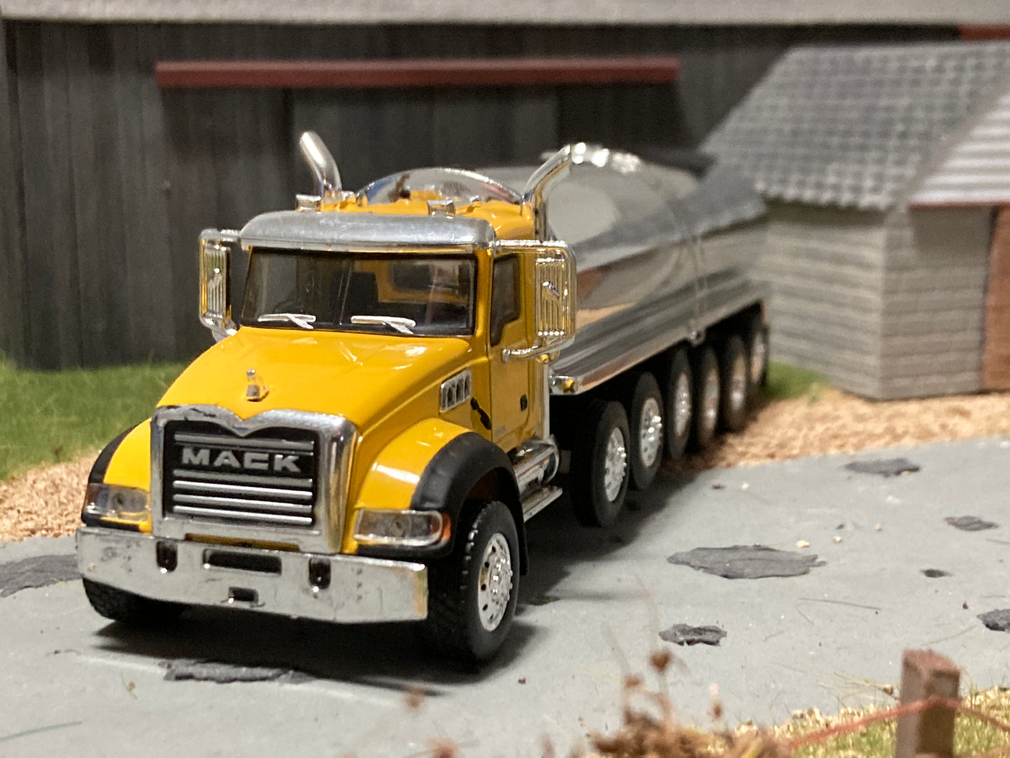 1/64 Milk Truck 6 Axle Mack Granite Truck Yellow