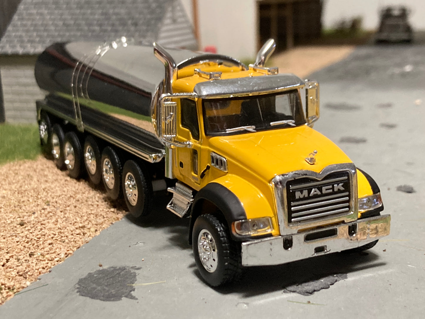 1/64 Milk Truck 6 Axle Mack Granite Truck Yellow