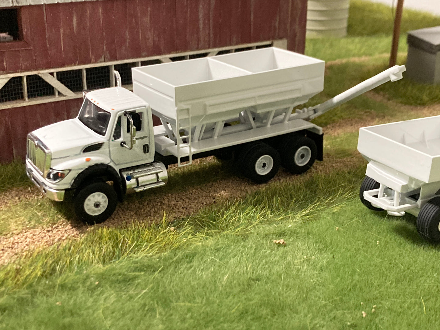 1/64 Fertilizer Tender 2 Hopper on International Workstar Tandem Axle Truck