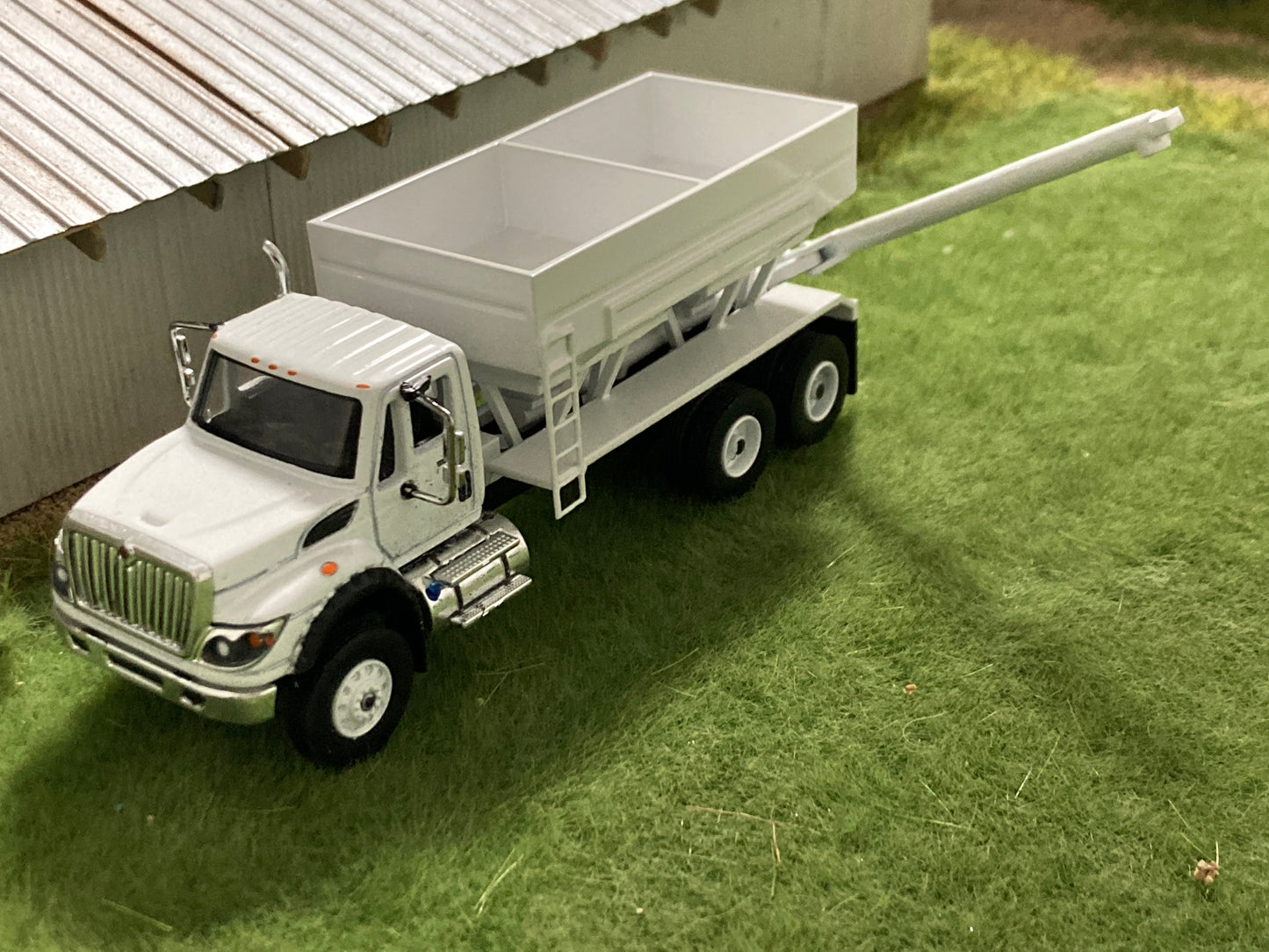 1/64 Fertilizer Tender 2 Hopper on International Workstar Tandem Axle Truck