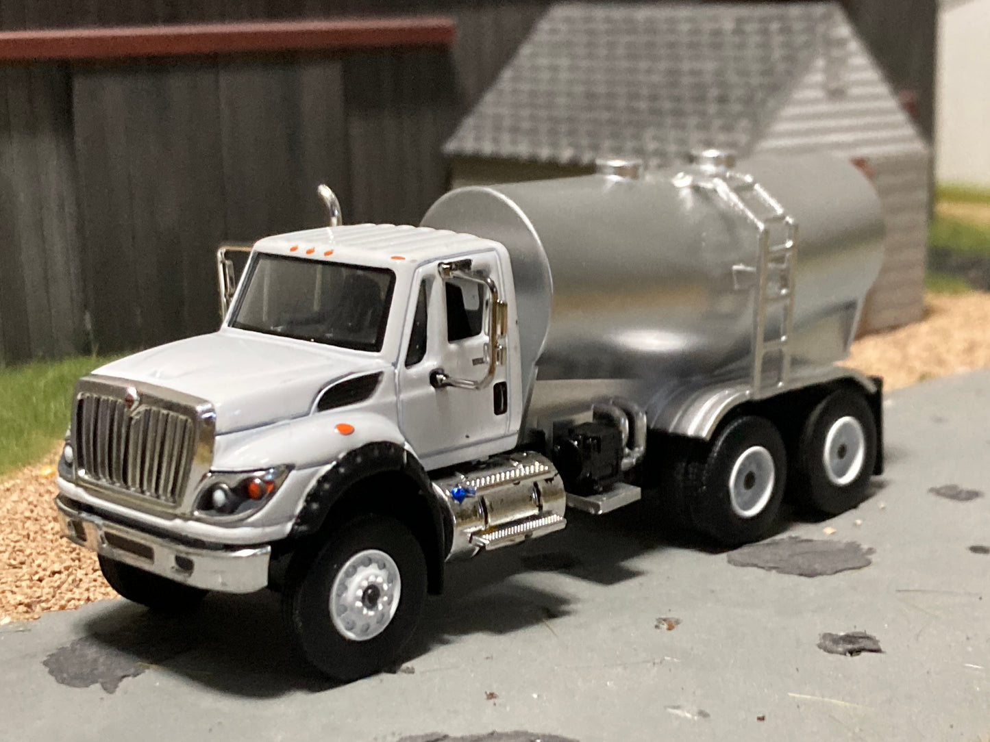 1/64 Liquid Fertilizer Tender on IH WorkStar Truck 4,000 gallon