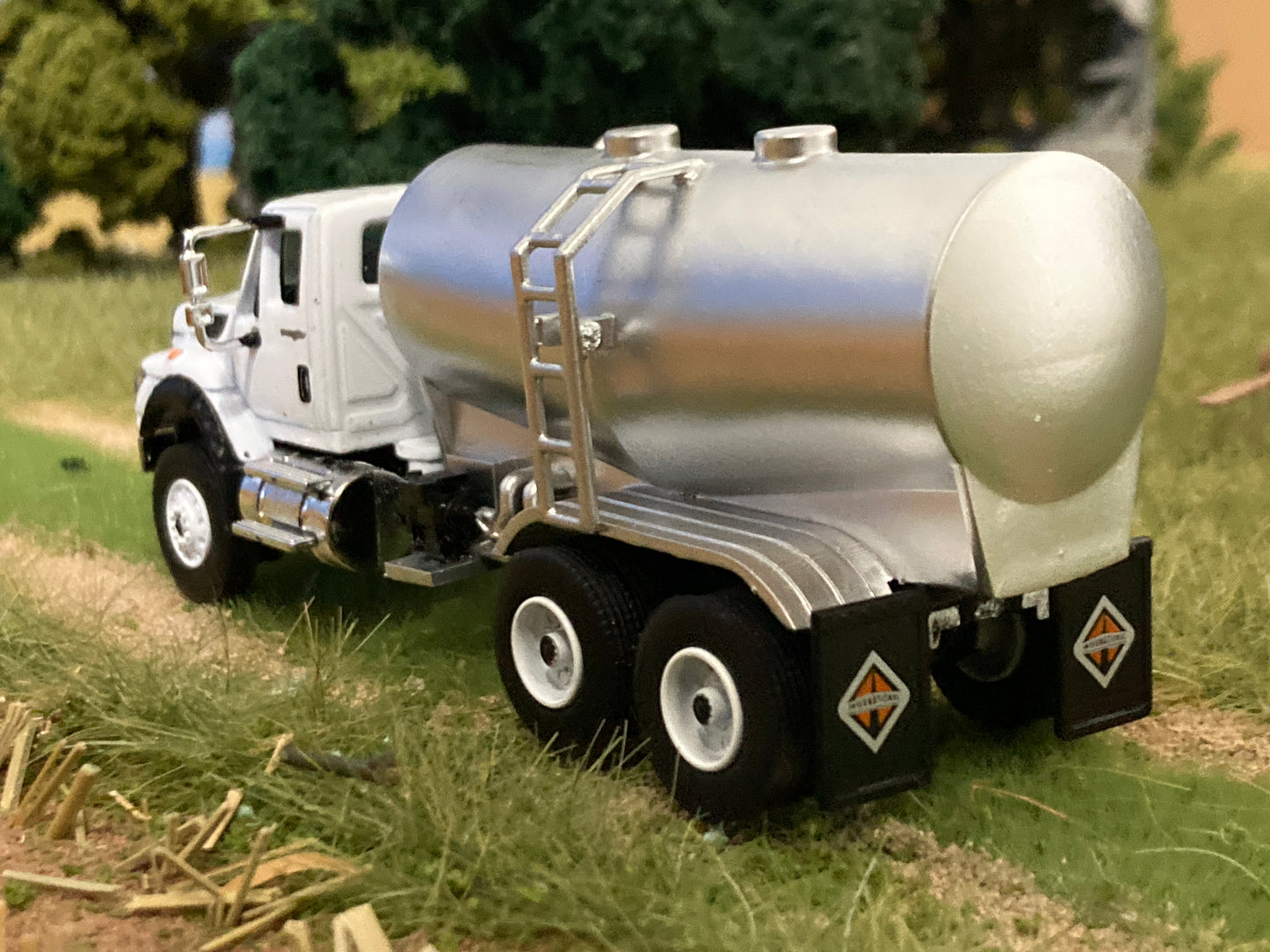 1/64 Liquid Fertilizer Tender on IH WorkStar Truck 4,000 gallon