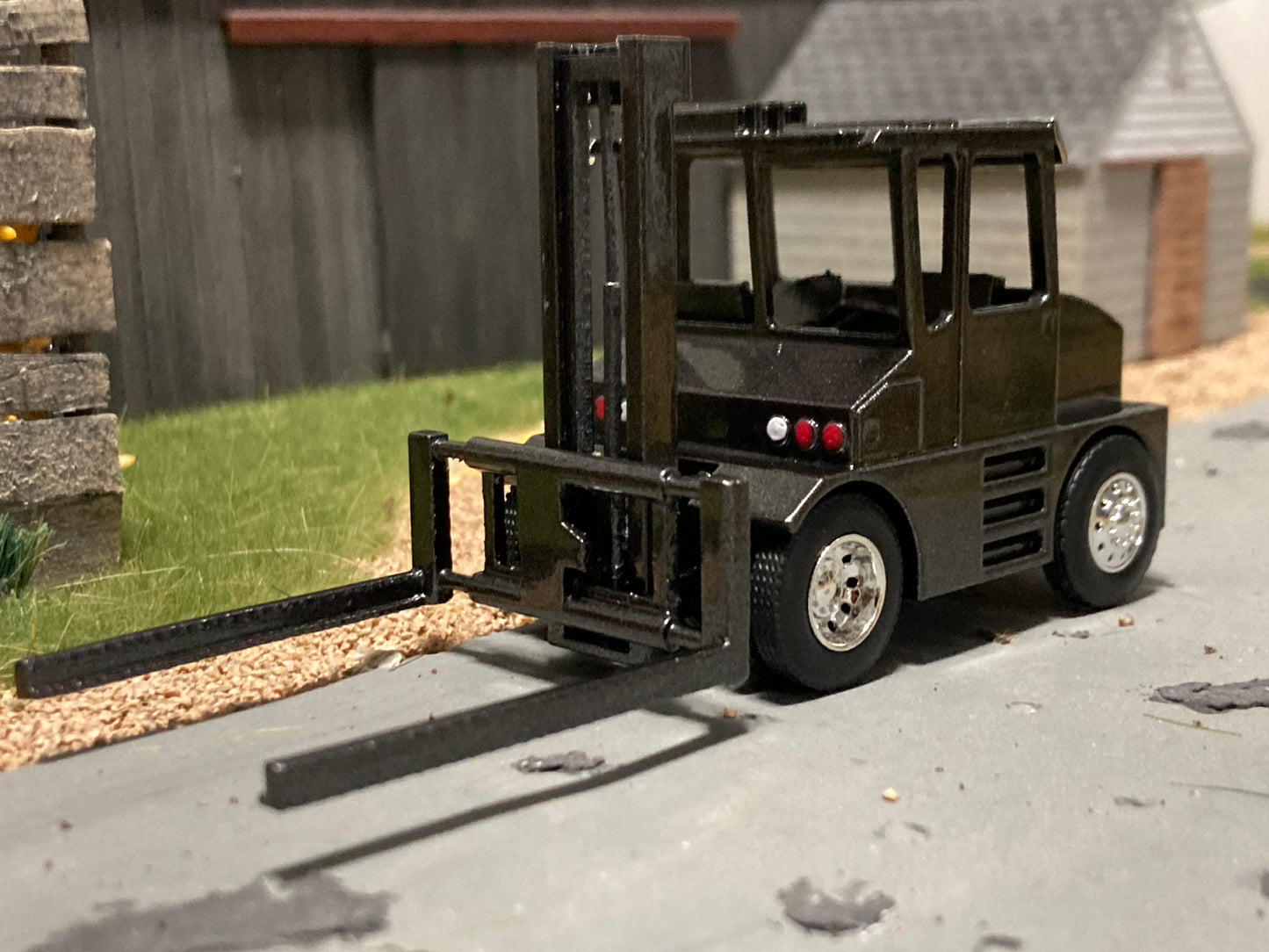 1/64 Hay Squeeze Dark Gray