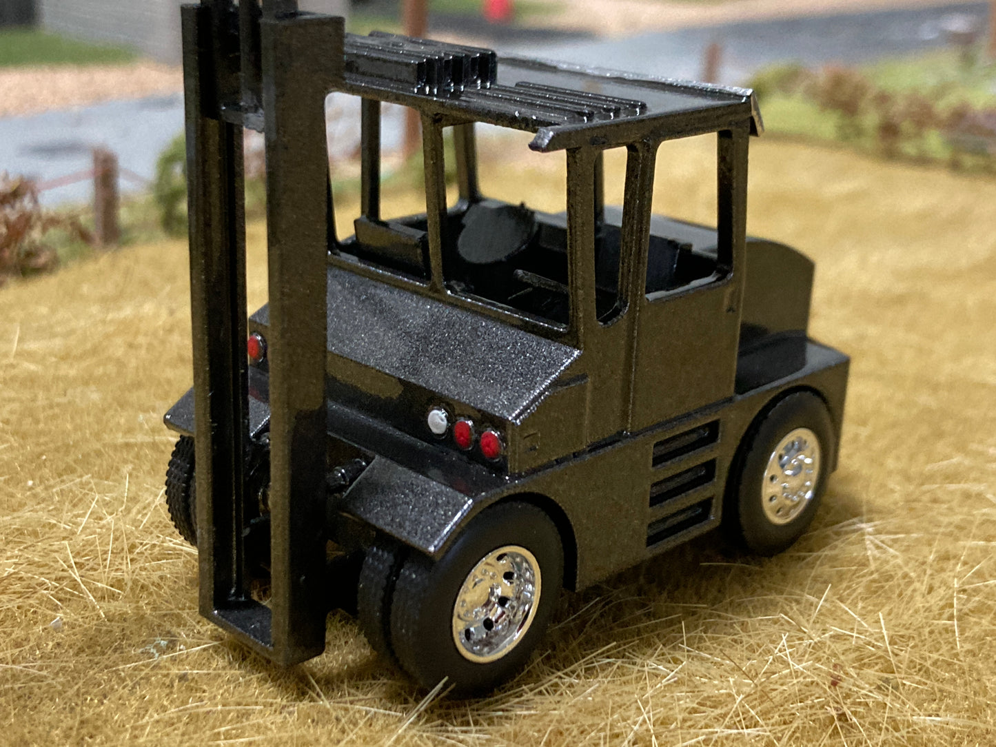 1/64 Hay Squeeze Dark Gray