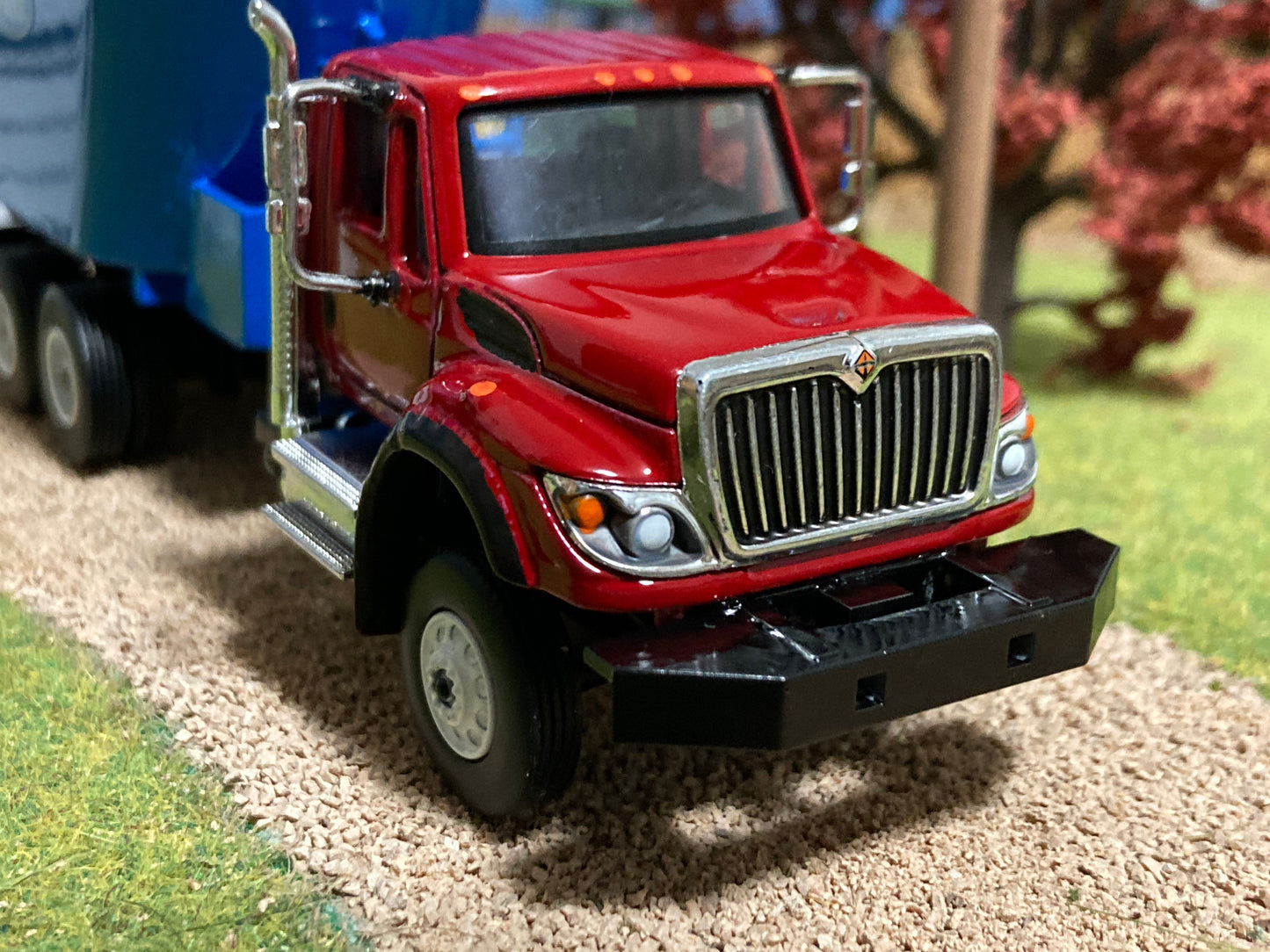 1/64 Vertical Feed Twin Screw Blue on Red International Workstar Truck