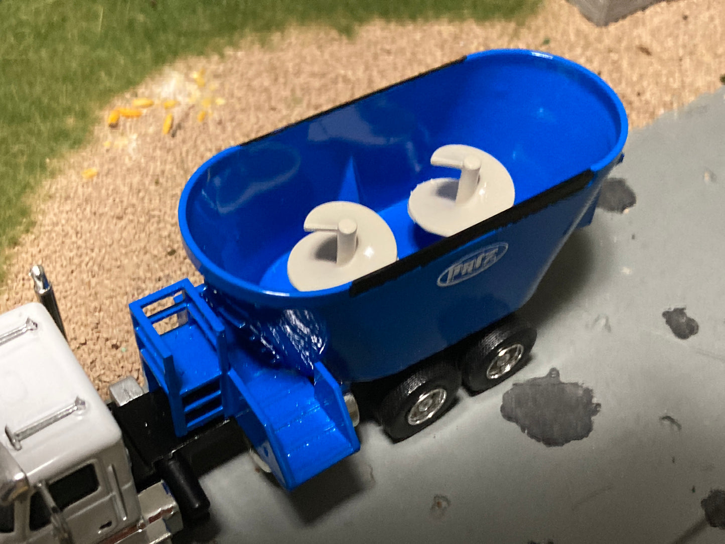 1/64 Vertical Feed Twin Screw Blue on White Mack Granite Truck