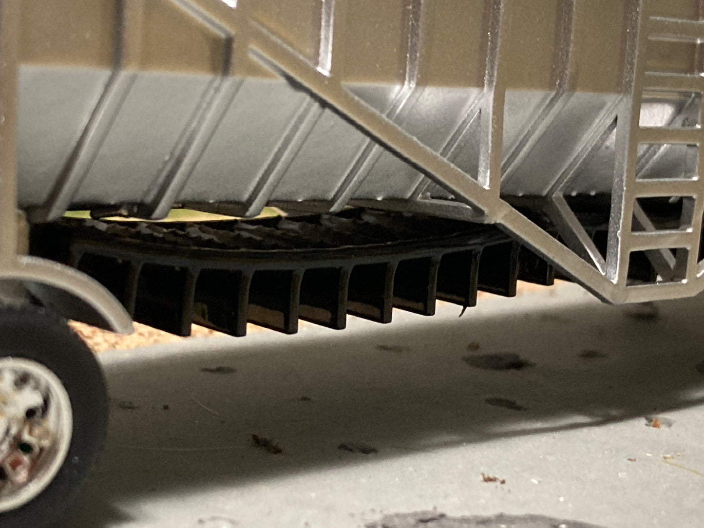 1/64 Live Bottom Belt Trailer Tandem Axle Black Door